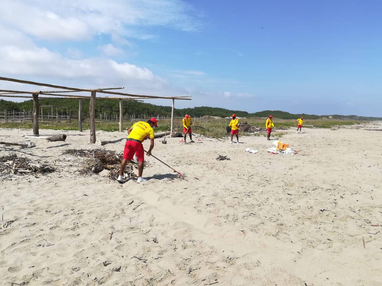 Gobierno Regional, PNP, Municipalidad de Zarumilla y emprendedores turísticos realizan la limpieza de un kilómetro de la playa El Bendito