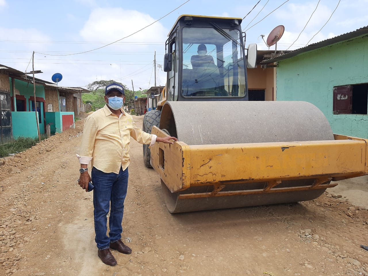 Con maquinaria pesada, el Gobierno regional rehabilita diversas calles en Los Claveles