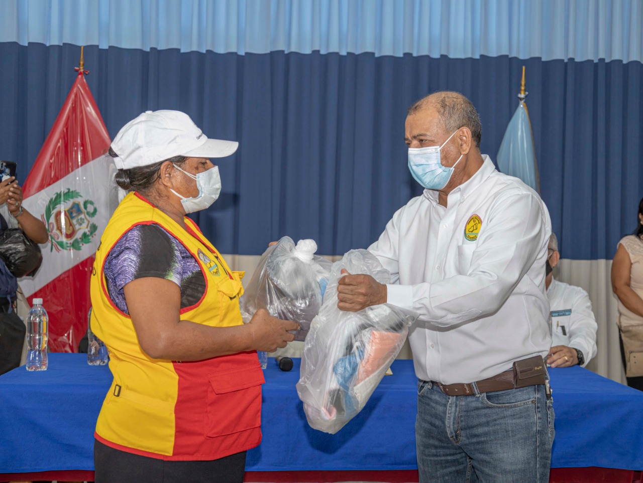 Gobierno regional entrega más de 150 kits de indumentaria a juntas vecinales del distrito de La Cruz