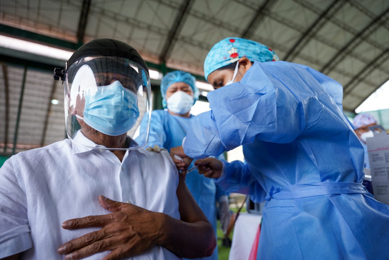 Gobernador regional de Tumbes recibe la primera dosis de la vacuna Pfizer durante el vacunatón
