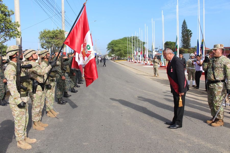 CON EL TRADICIONAL IZAMIENTO DE LAS BANDERAS INICIÓ EL MES DE LA VICTORIA EN TUMBES