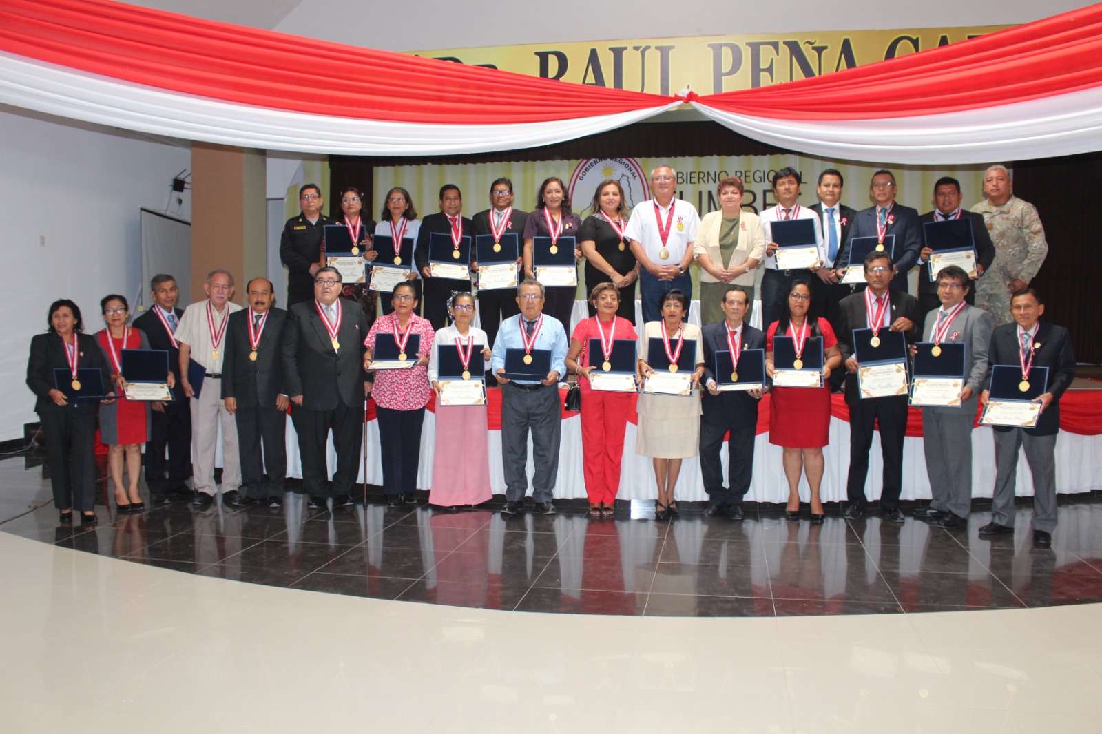 GOBIERNO REGIONAL TUMBES RECONOCE A 25 MAESTROS CON LA MEDALLA DEL GRAN CHILIMASA