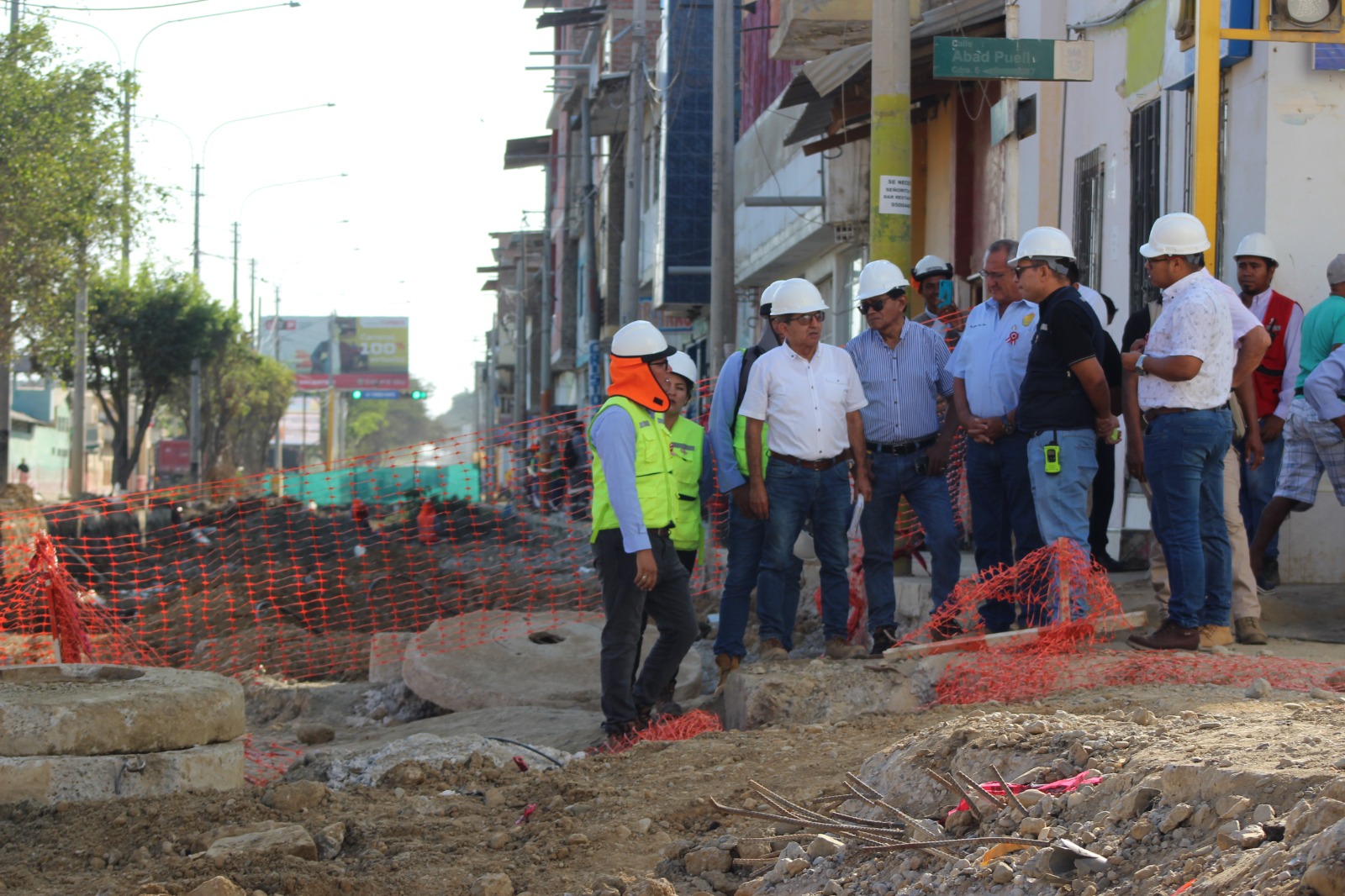 GOBERNADOR REGIONAL CONSTANTEMENTE SUPERVISA RECONSTRUCCIÓN DE PISTAS Y VEREDAS EN LA AVENIDA TUMBES