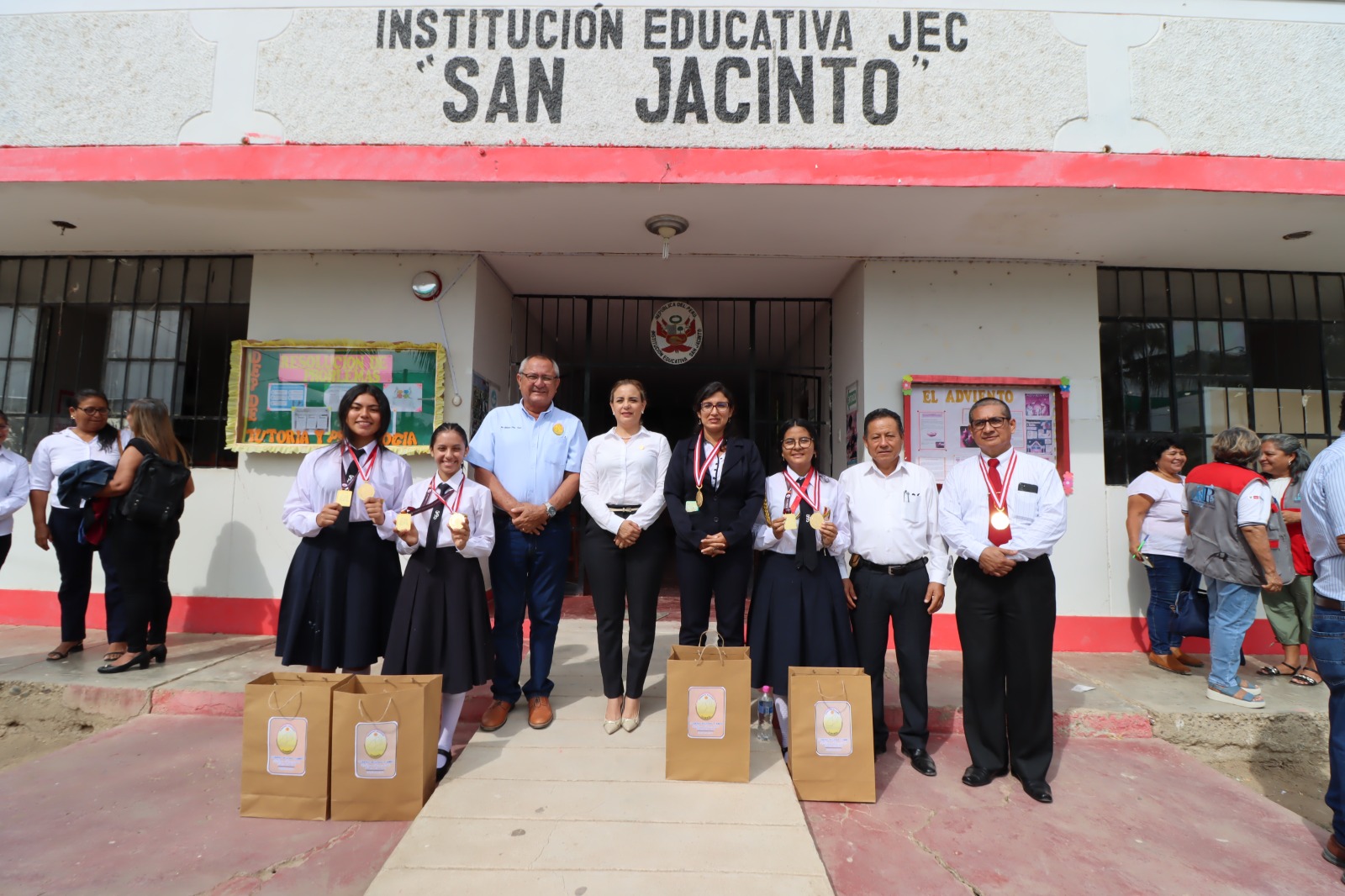 ESTUDIANTES DESTACAN EN CONCURSO NACIONAL DE COMPRENSIÓN LECTORA «EL PERÚ LEE»